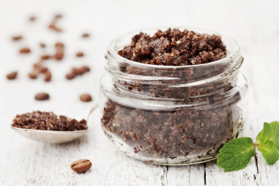Scrub Kopi untuk Si Kulit Berminyak